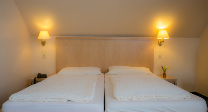 Komfort Doppelzimmer mit gemütlicher Sitzecke im Forstbacher Hof