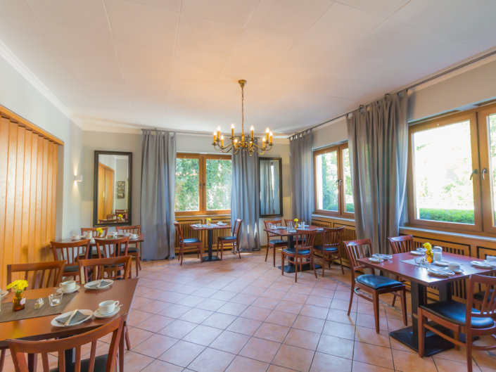Im hellen Frühstücksraum genießen Sie unser reichhaltiges Frühstücksbuffet